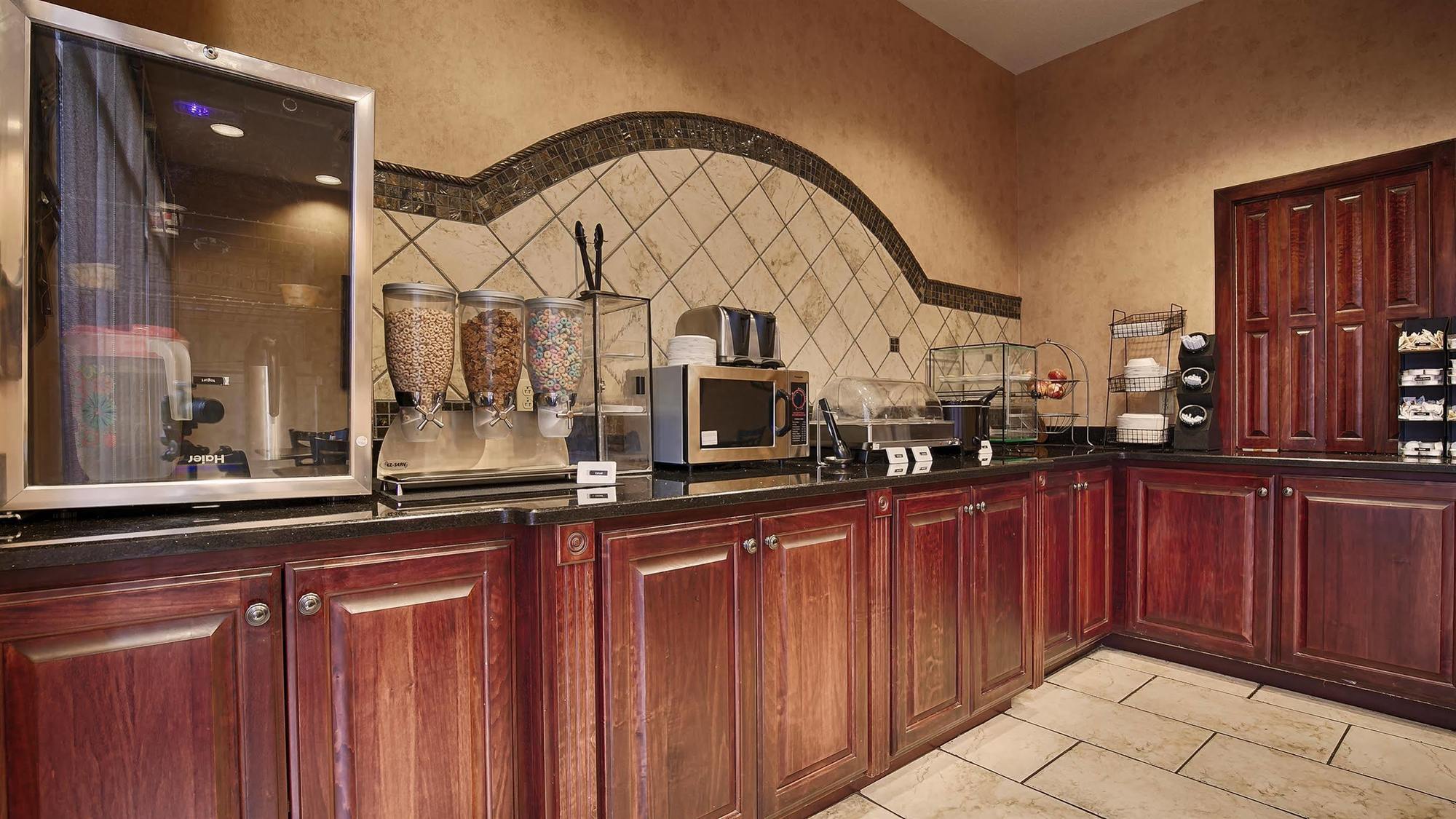 Best Western Plus Two Rivers Hotel & Suites Demopolis Exterior photo